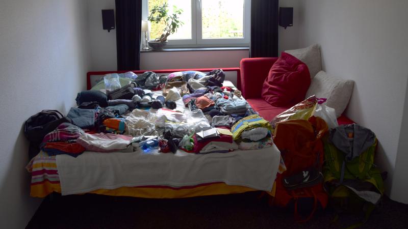 Reisegekäck auf Bett mit unseren Reiserucksäcken.