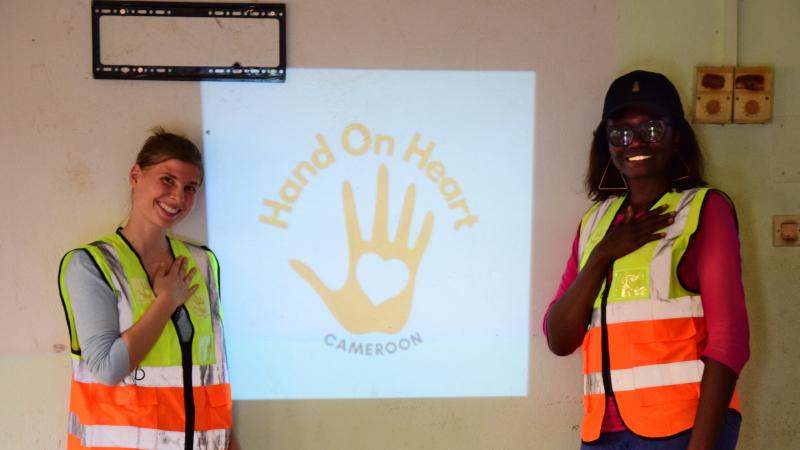 Die beiden Sandrines mit dem Logo von Hand on Heart