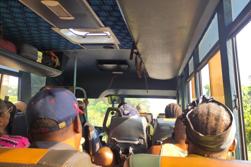 Menschen im Reisebus.