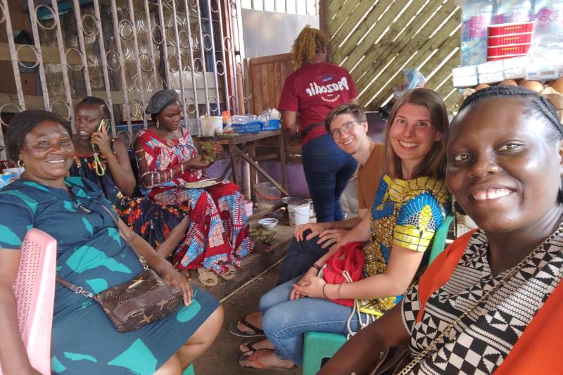 Gruppe von Menschen im Kreis sitzend.