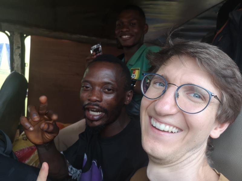 Menschen in einem Bus sitzend und lachend