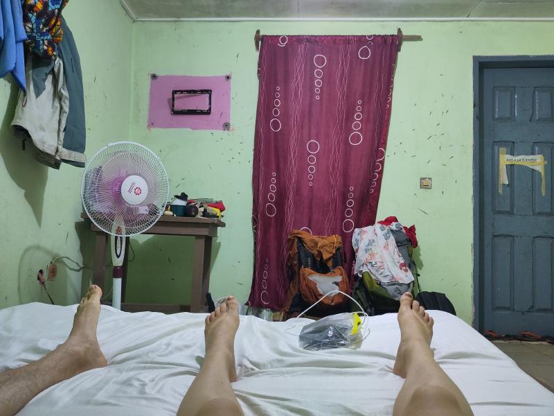 Blick in unser Herbergenzimmer mit den Mückenspuren an der Wand.