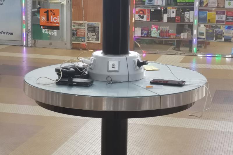 Handyladestation in Eingangshalle des Flughafens an der sich unüberwacht allerlei Wertsachen befinden