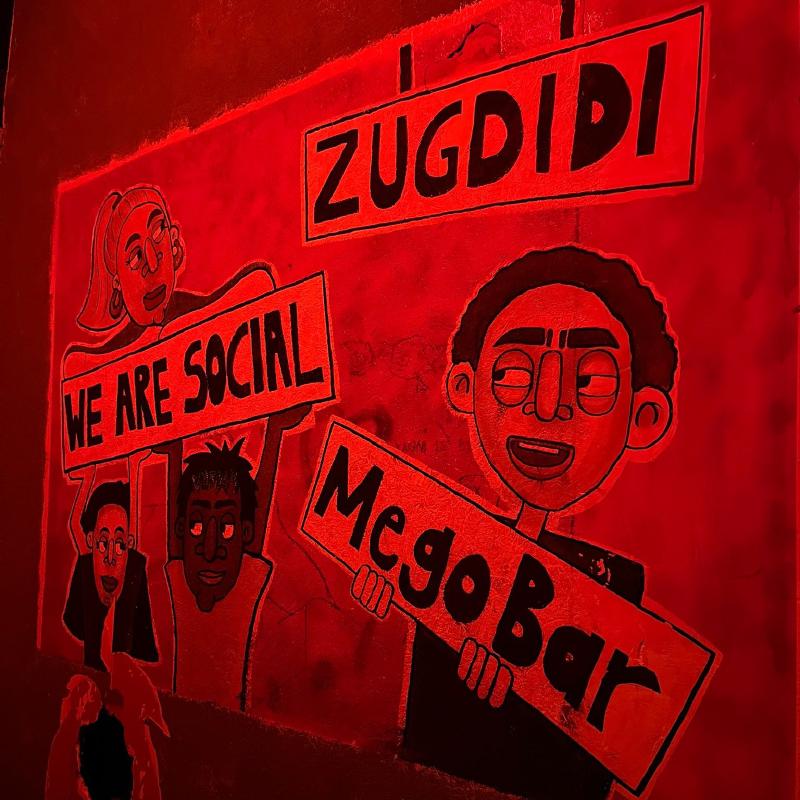Rot beleuchtete Mauer mit Schrift Megobar