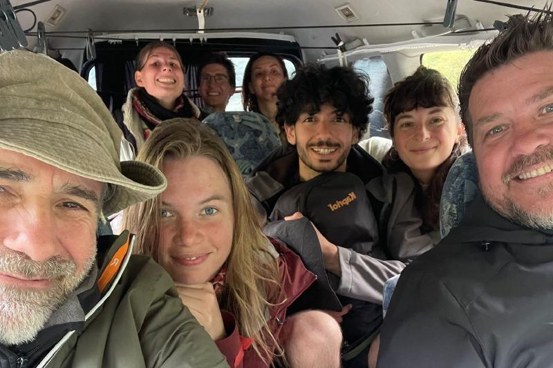 Viele Personen in einem Auto