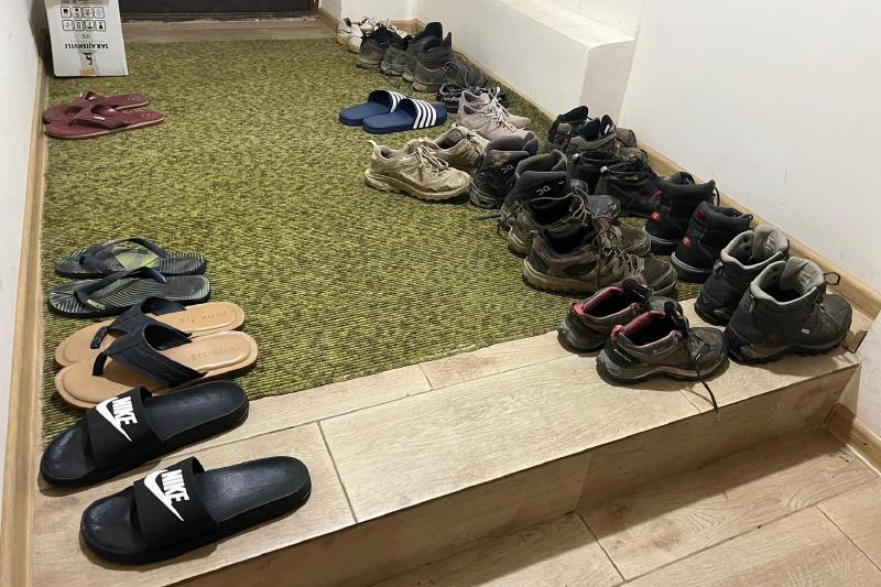 Viele Schuhe in einem Flur