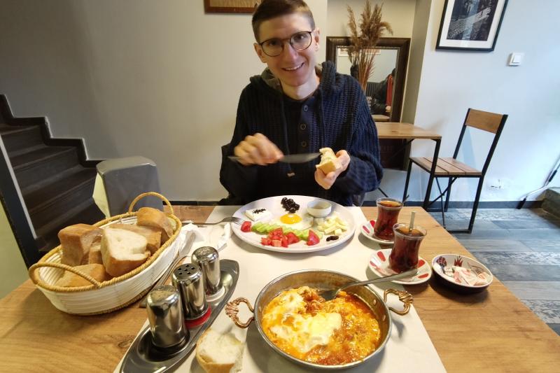 Felix am reich gedeckten Frühstückstisch